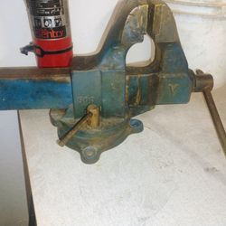 Vintage Yost #503  4 1/2" Bench Vise 