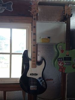 Berhinger bass guitar like new