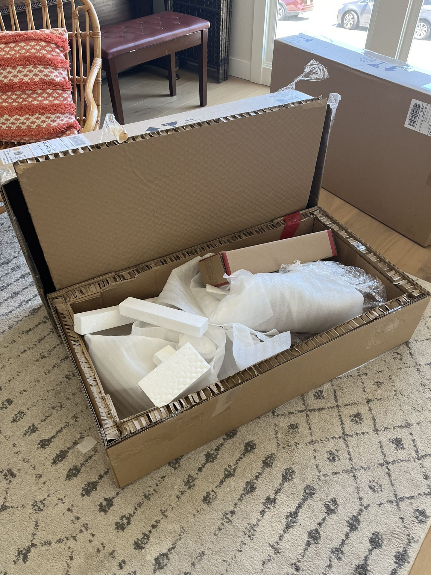 Free moving Boxes With Packing material