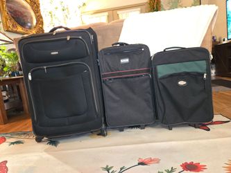 3 different sizes of suitcases