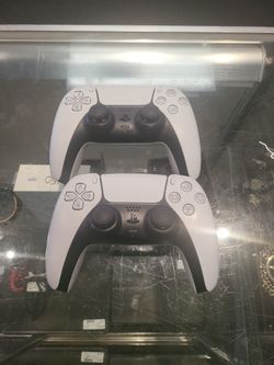 2 Ps5 Controllers