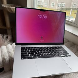 MacBook M3 15 Inch 