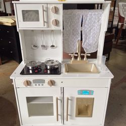 The more I watch it, the more I like it ˗ˋˏᰔᩚˎˊ˗But there is only one (˘͈ᵕ ˘͈❀) 🌹🌹..Wooden Pretend Play Cottage Kitchen Kids Toy w/Storage, Scallope