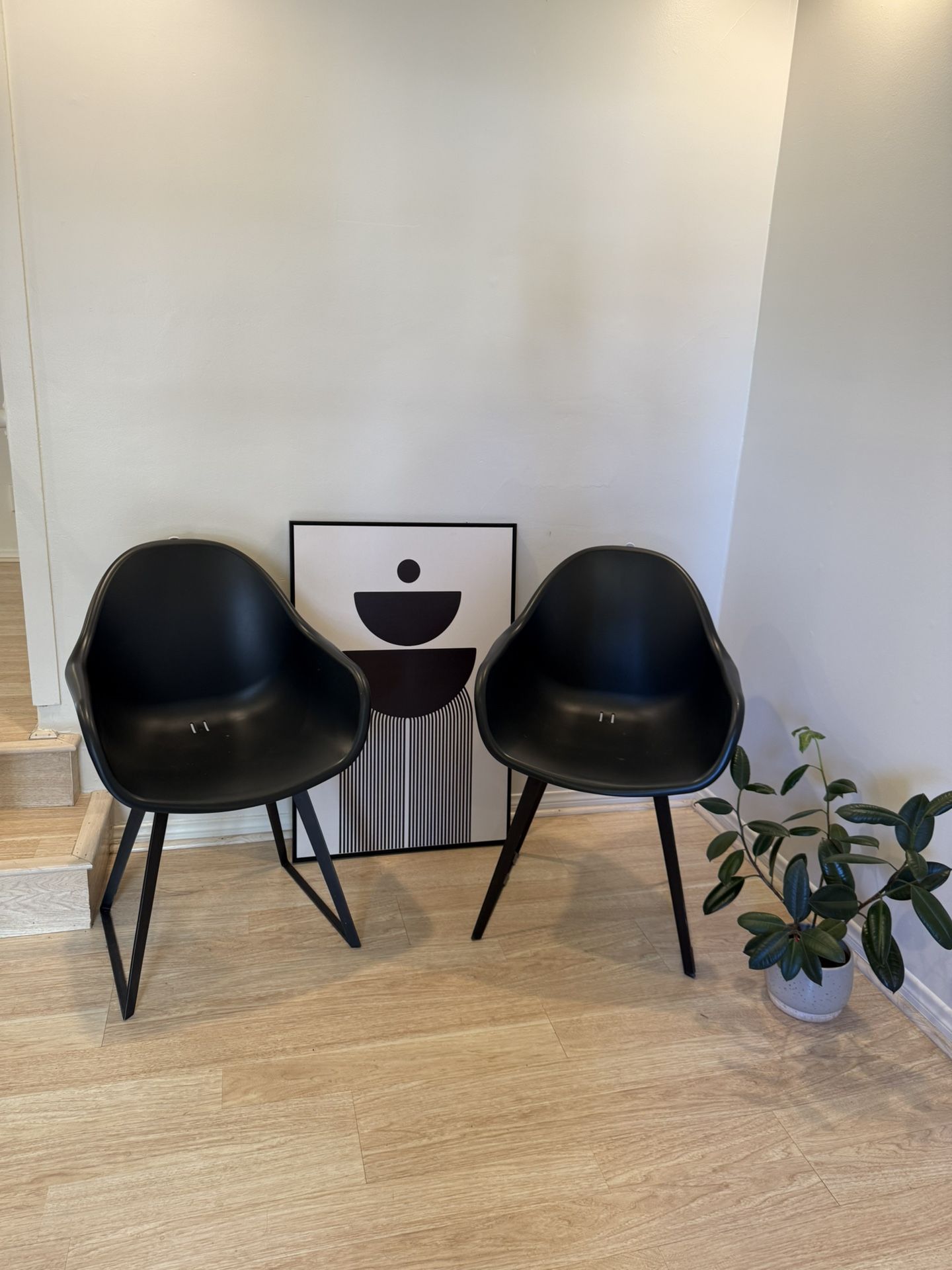black dining chair