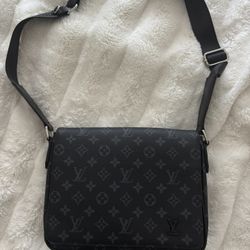 Louis Vuitton Men’s Side Bag Black 