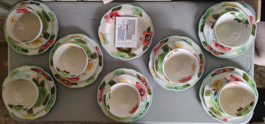 The Pioneer Woman Vintage Bloom 22-piece Dinnerware Set