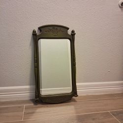 Wall mirror/ Espejo