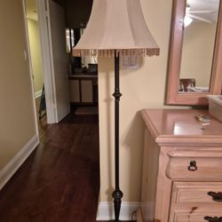 BEAUTIFUL ANTIQUE STYLE FLOOR LAMP WITH BEADED LAMP SHADE. EXCELLENT CONDITION.