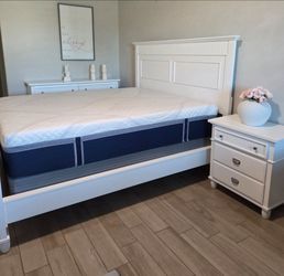 White California King Bedroom Set. Please Read Full Description