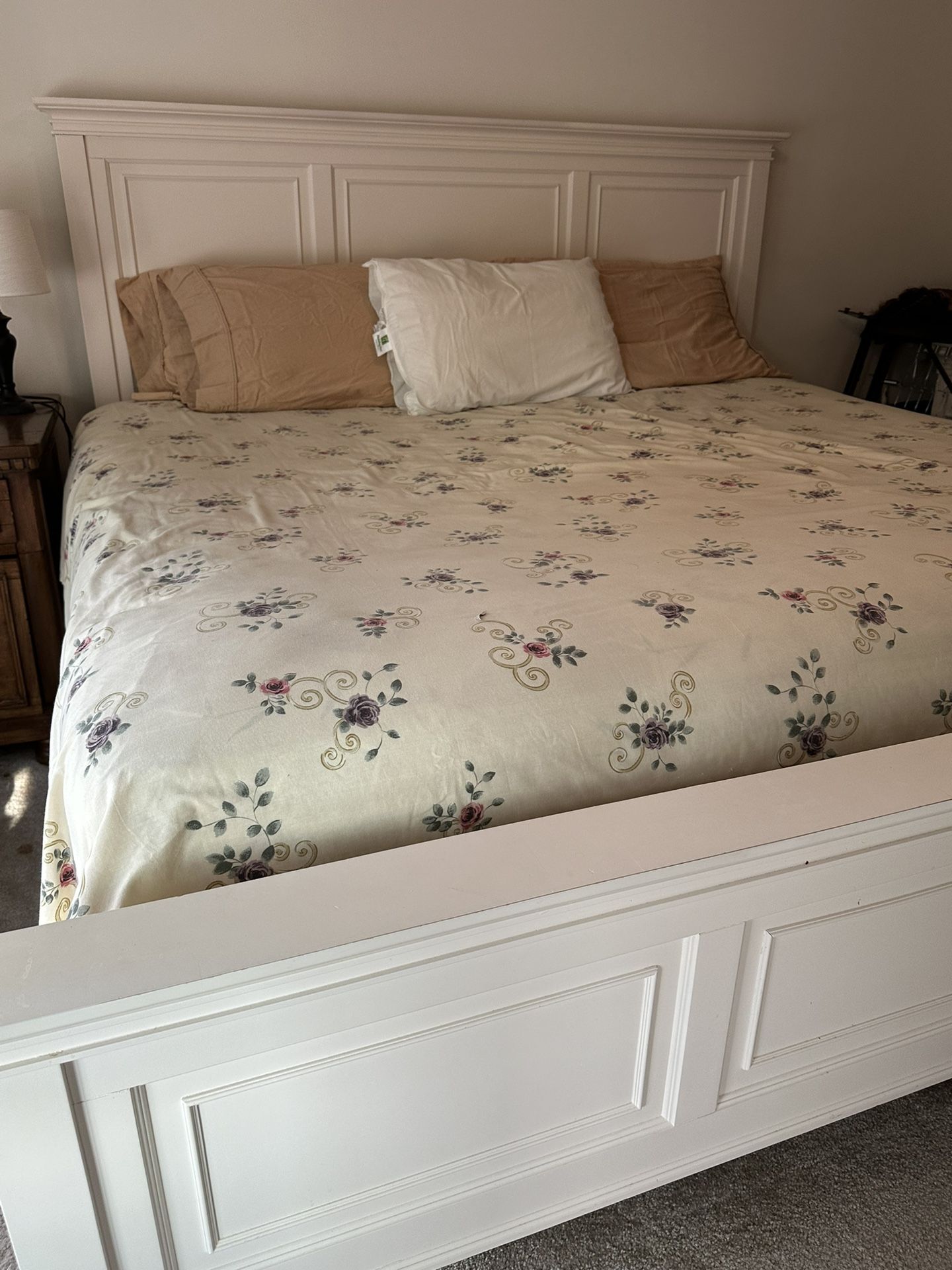 King Size White Wood Bedroom Set W/ Matress