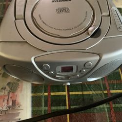 Portable CD radio player