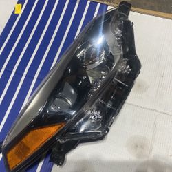 Used Headlight Lamp Right Compatible for 2014-2016 Toyota Corolla