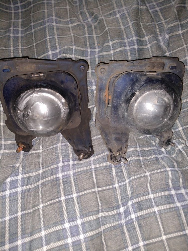 (WORKING FOG LIGHTS OFF 02 CELICA)NEED GONE ASAP