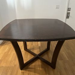 Dining room table + 4 chairs