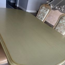 Immaculate Kitchen Table w/ 4 Chairs