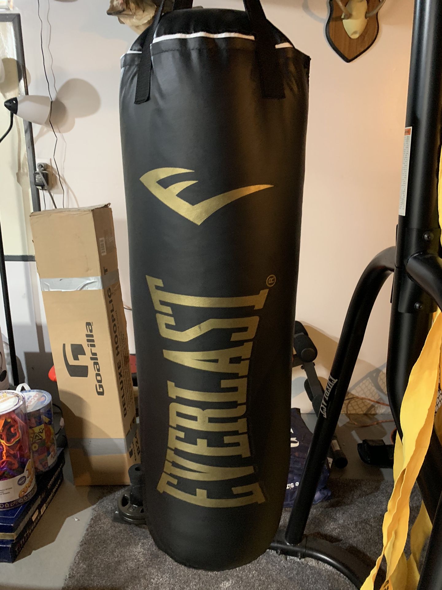 Everlast Boxing Bag and Speed Bag With Stand