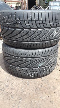 305/25/20 nitto Pair of 2 tires 70% tread great condition 150$ for 2 tires .