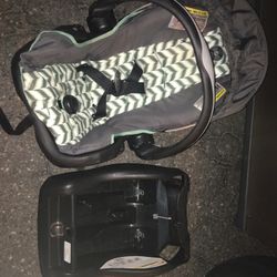 Nice snap and go baby carrier with bass only $50