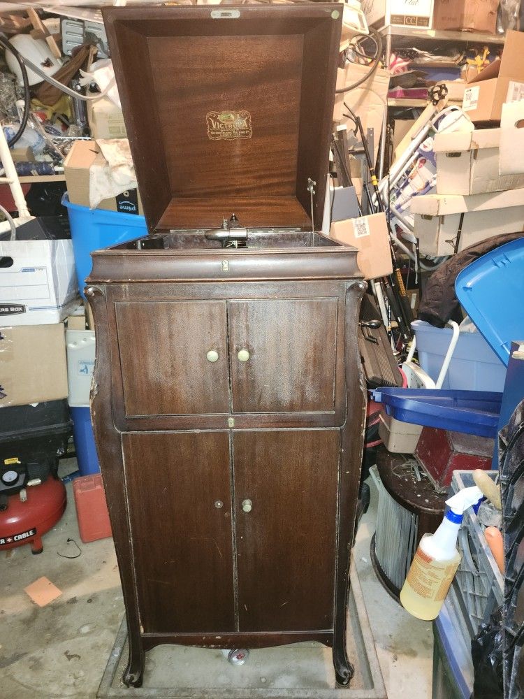 VICTROLA BY VICTOR 1916 TALL NICE SHAPE NEEDS SPRING OILED