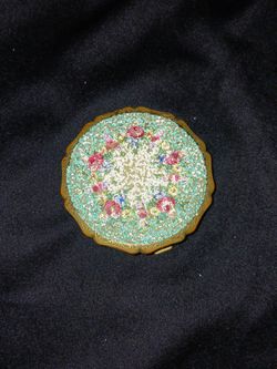 Beautiful Vintage Stratton Powder Compact