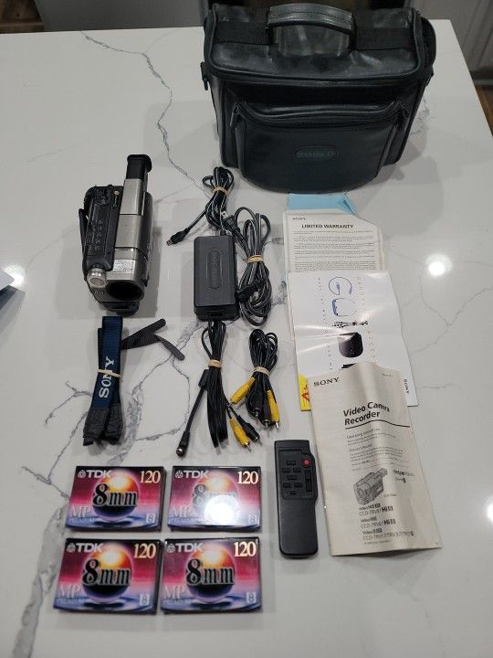 Sony CCD-TRV67 Handycam Hi-8 BUNDLE Camera 360X Charger, Tapes,Case,Remote