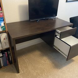 2 drawer wood desk in good\almost great  condition
