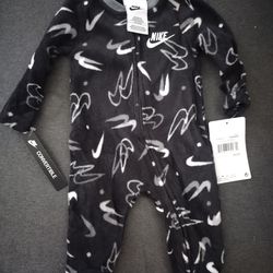 NEW NIKE BABY PIJAMAS 0-3 mos