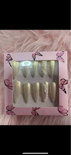 Press-On Nails Set with 3D Floral Accent