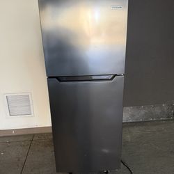 Frigidaire Refrigerator / Freezer 
