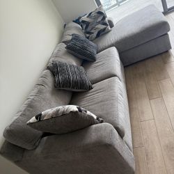 Two Part Sectional Couch In Gray / Sofá seccional de dos piezas en color gris 