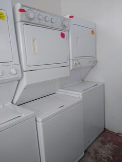 Whirlpool 27 in stackable washer/dryer in excellent conditions with 4 months warranty