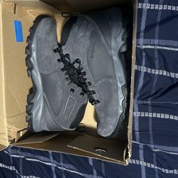 COLOMBIA SNOW BOOTS SIZE 10.5