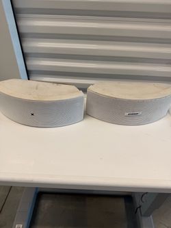 Bose 151 SE Speaker System Outdoor Pair White - Tested Imperfections. Used in good with some cosmetic blemishes. These  blemishes are in the form of s