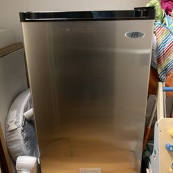 SPT 3-cu ft Upright Freezer