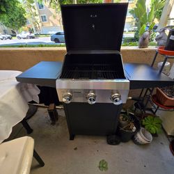 3 burner grill with a full propane gas
