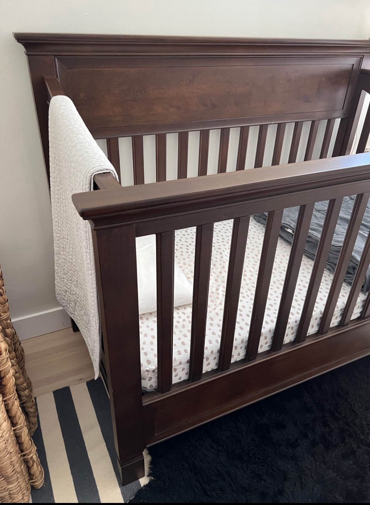 cuna de madera café