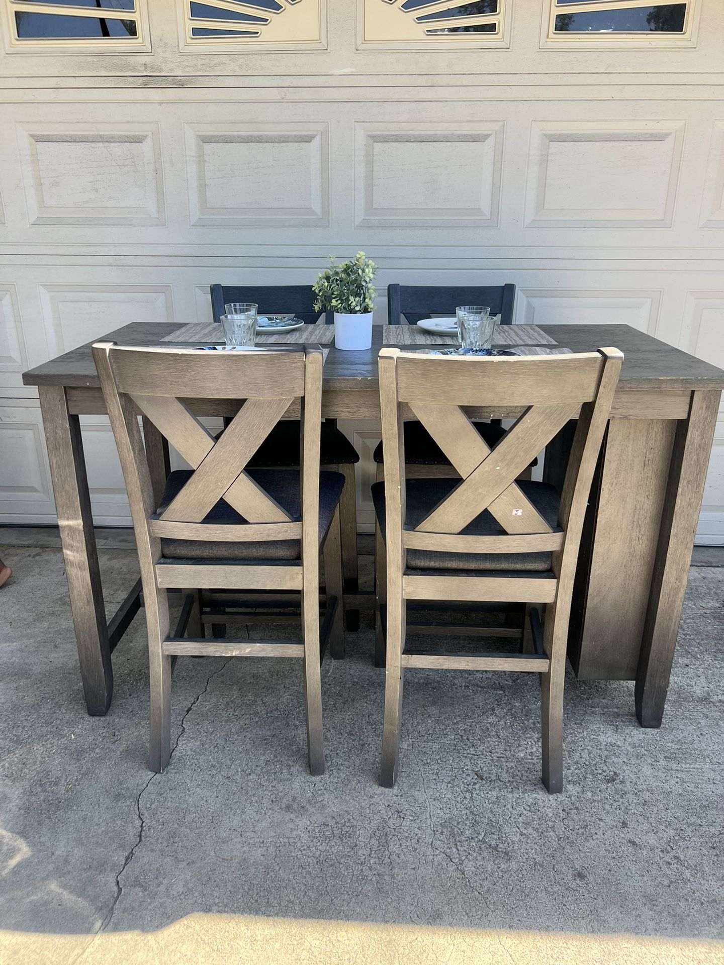 Table & Chairs