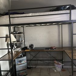 Vendo Cama Con Escritorio tiene 2 Meses de Uso