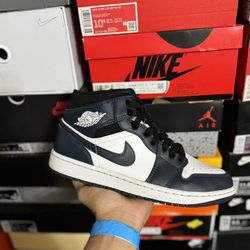 Jordan 1 Mid Armory Navy size 9.5 VNDS