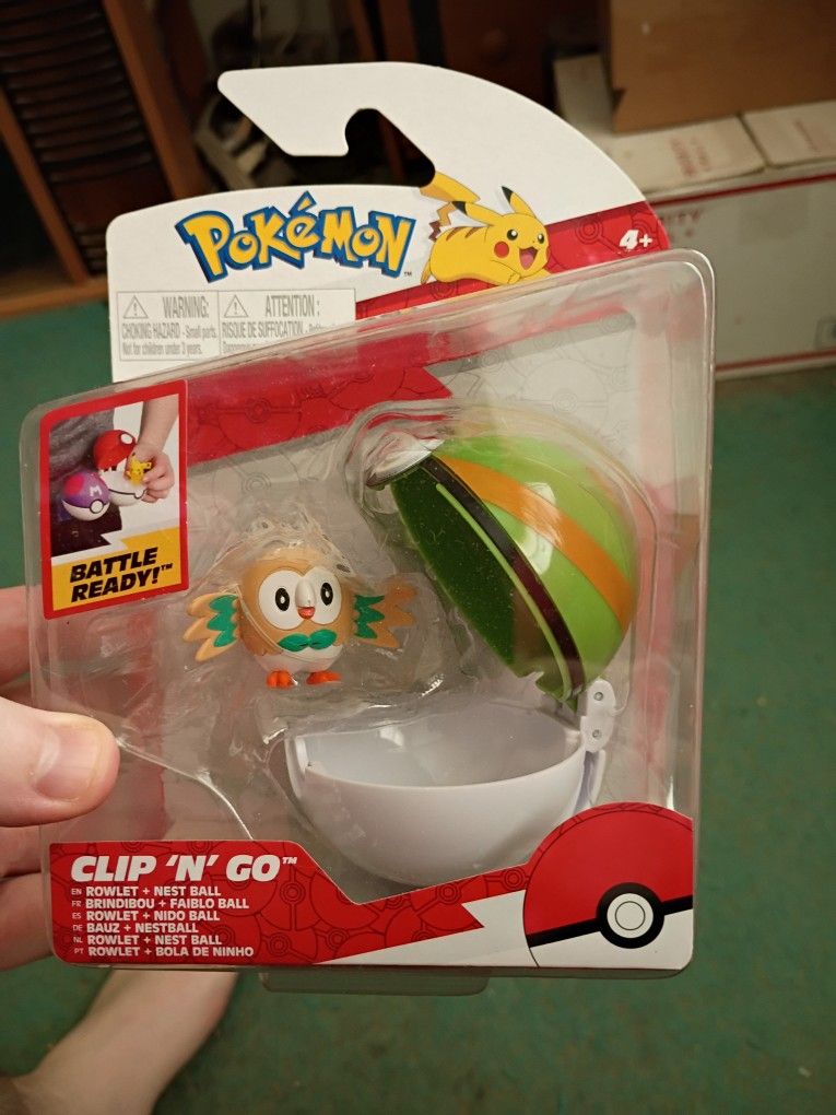 Pokemon Clip 'N' Go Rowlet and Nest Ball figure