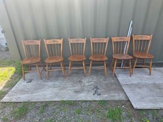 Set of 6  vintage - Nichols and Stone Windsor dining chairs featuring a spindle back and painted stencil design.