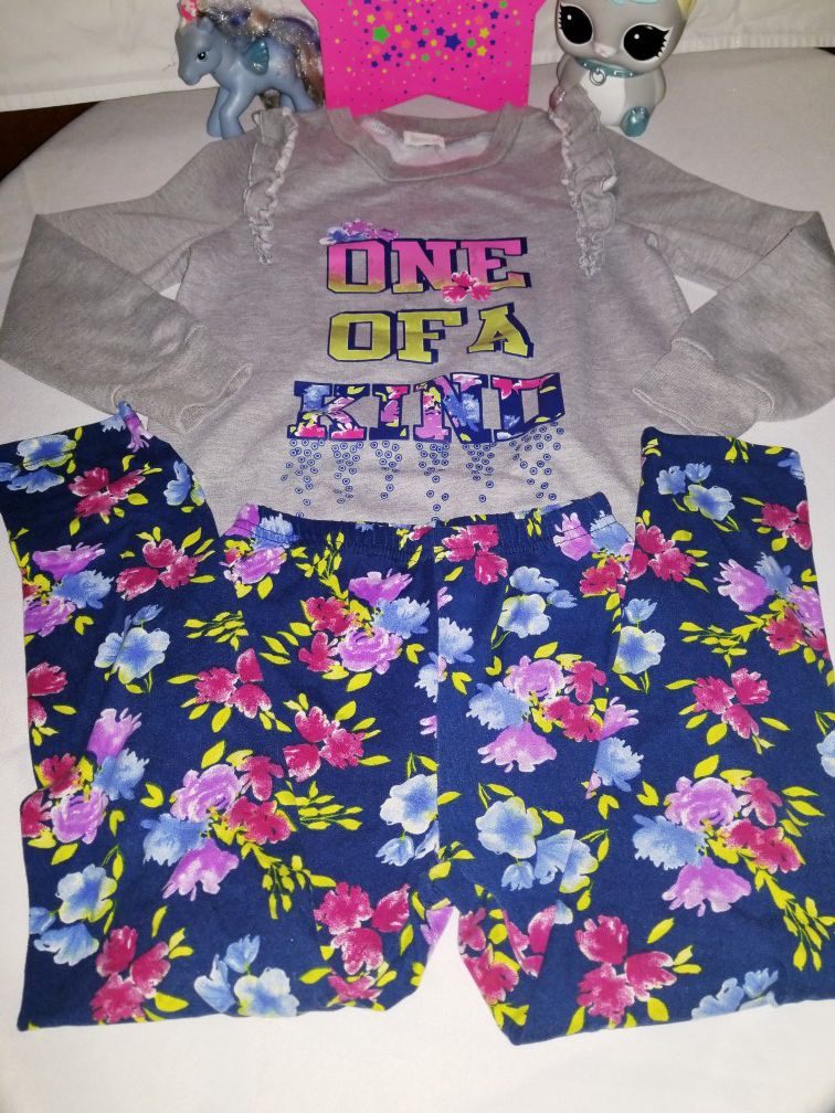 🍃🌷 girl suit size 7 years in excellent condition 🌷🍃