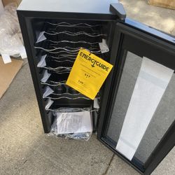 13.6 in. Wine Cooler 18 Bottle Freestanding Wine Refrigerator with Door Lock, Black 