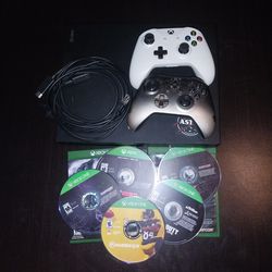 1 Tb Xbox One X Console Bundle 2 controllers 5 Games