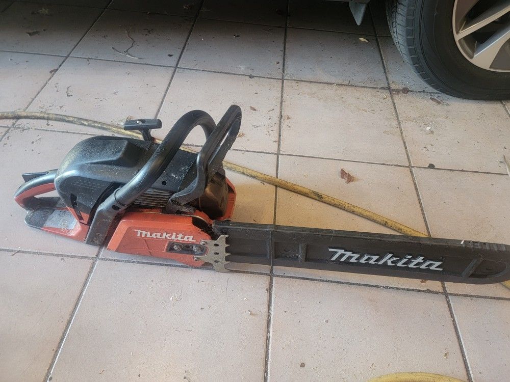 Makita 18" Gas Chainsaw Ea5600