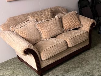 Traditional Sofa with Wood Frame and Damask Fabric
