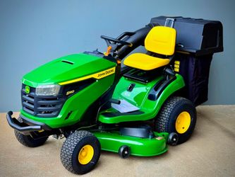 Brand new John Deere S140 48 in. 22 HP V-Twin Gas Hydrostatic Riding Lawn Mower with john deere bagger included