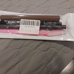 SELLING AS BUNDLE 4 MAKEUP ITEMS ......😁😊😍