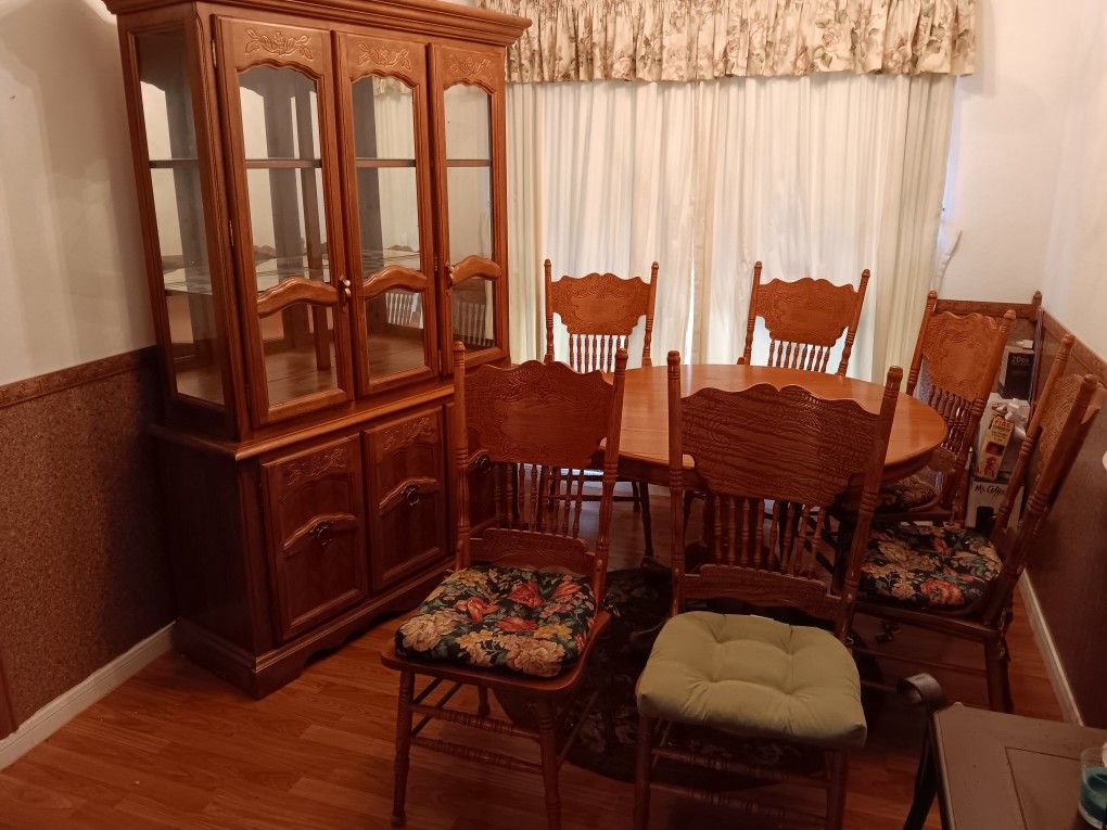 China Cabinet And Table With 6 Chairs 