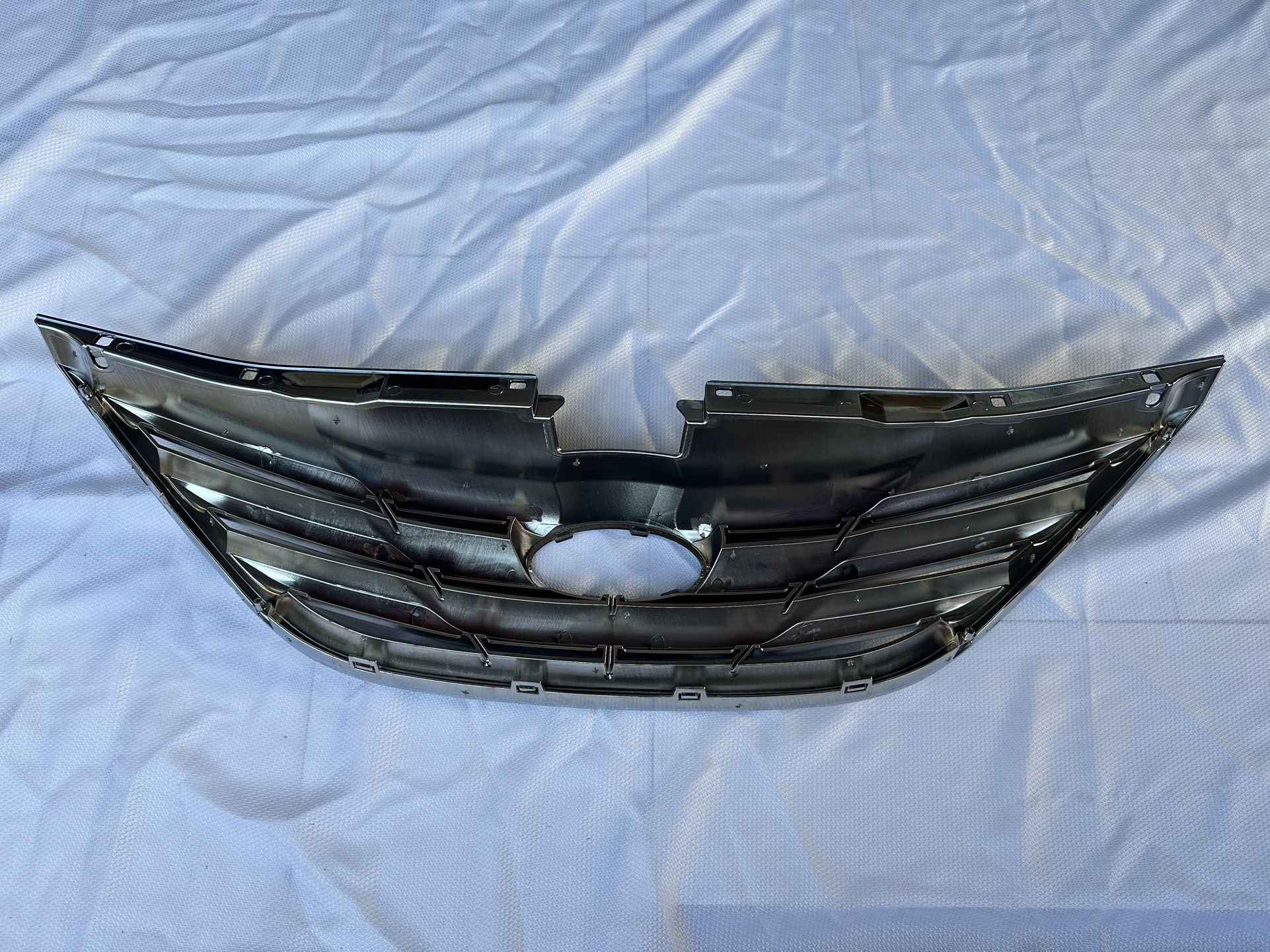 Hyundai sonata upper chrome/black grill year 2011 to 2014